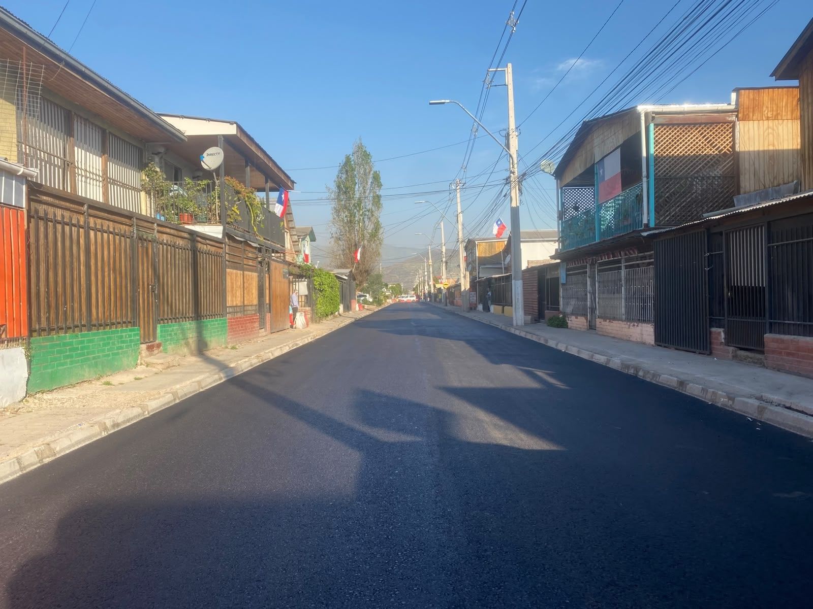Calzada de asfalto terminada en barrio residencial