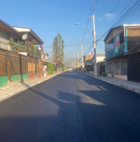 Calzada asfaltada en pasaje residencial