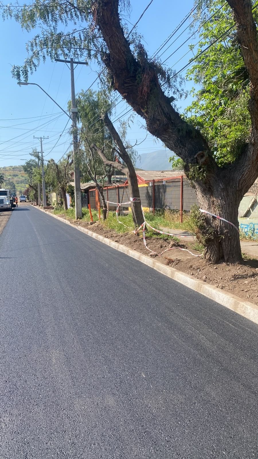 Calzada asfaltada con solera nueva