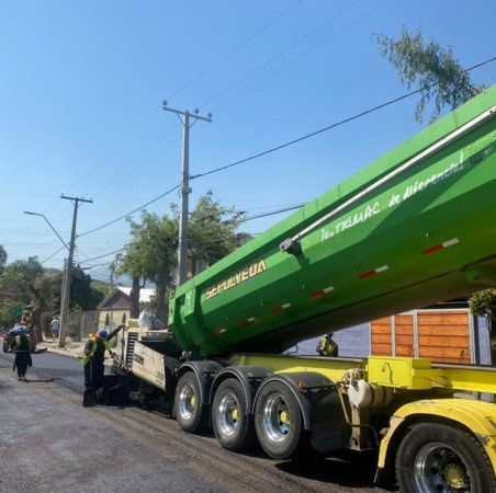 Camión tolva en faena de pavimentación