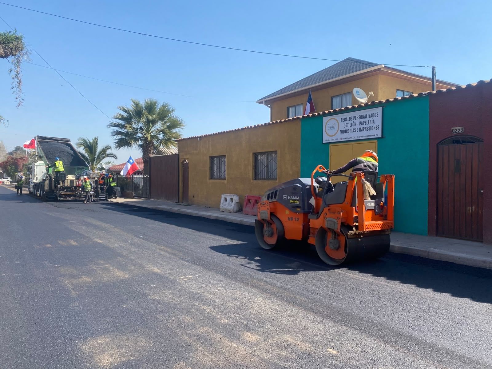 Equipo de compactación trabajando en una calle urbana