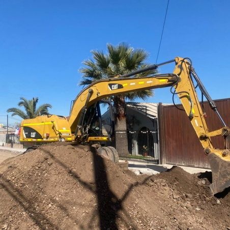 Excavadora realizando movimiento de tierra