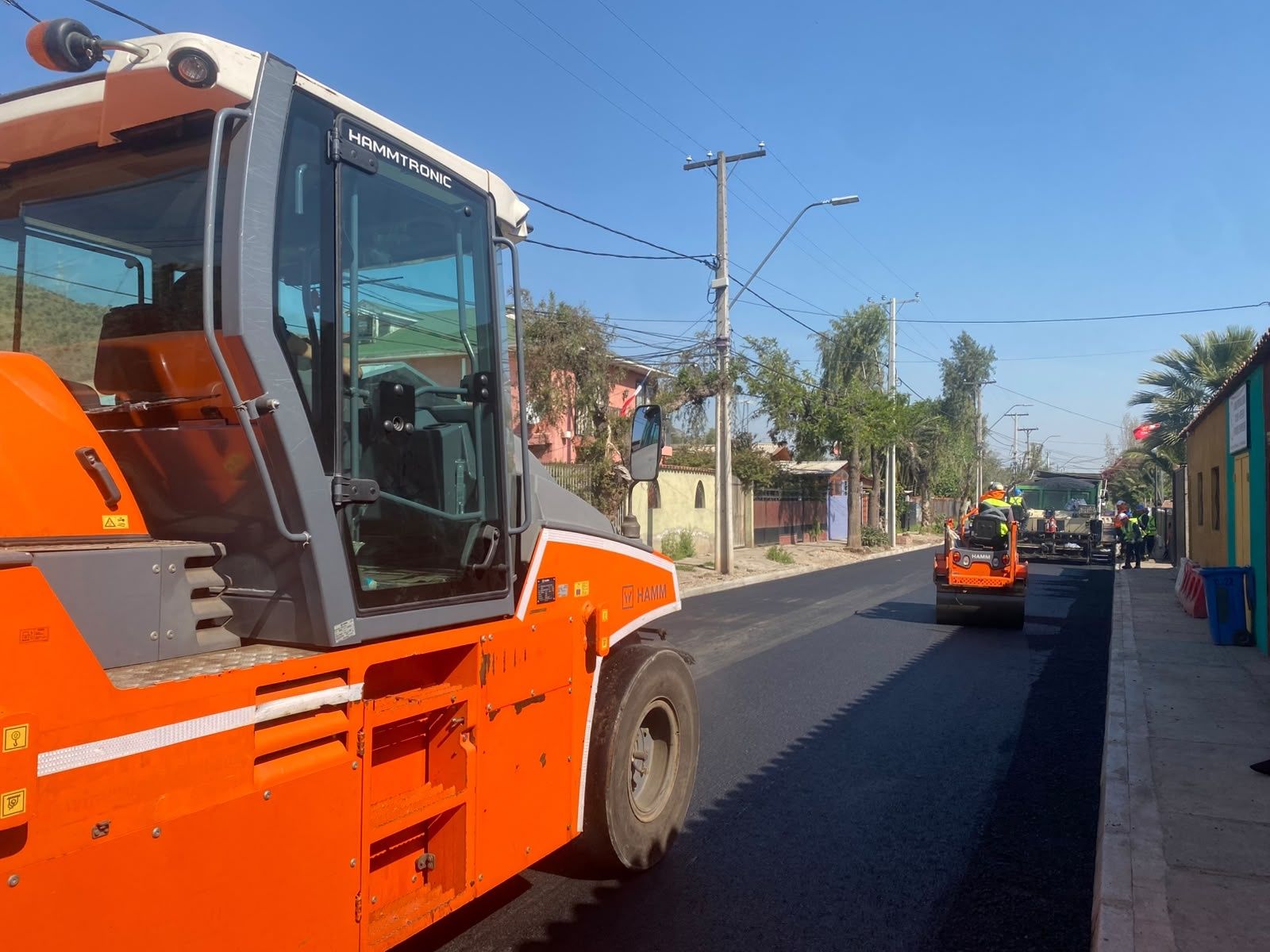 Rodillo compactador sobre carpeta asfáltica recién extendida